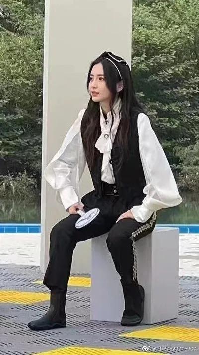 综艺《奔跑吧》最新一期来啦！有精彩的撕名牌大战哦