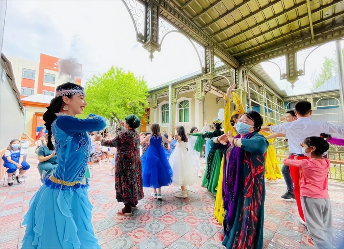 新疆伊宁：载歌载舞庆节日 欢声笑语话团结