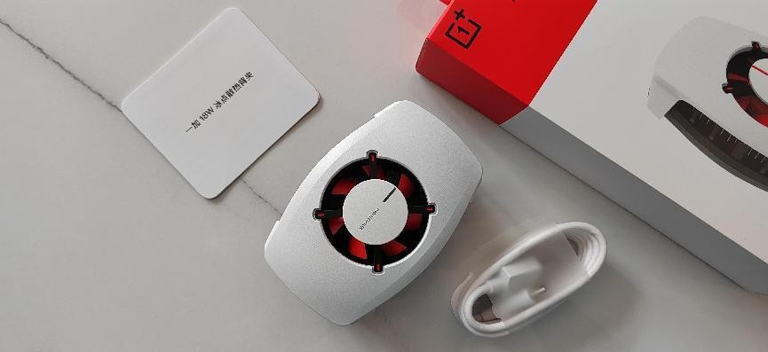 夏天手机物理降温，一加 18W 冰点散热背夹，看得见的“芭蕉扇”