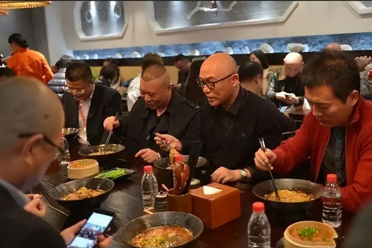 4元成本卖上千，火锅店人均500元，他们坑起粉丝来一点儿都不手软