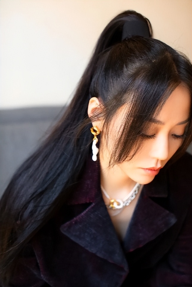 当了13年的赚钱工具，靠逼婚上位，张靓颖到底有多傻？