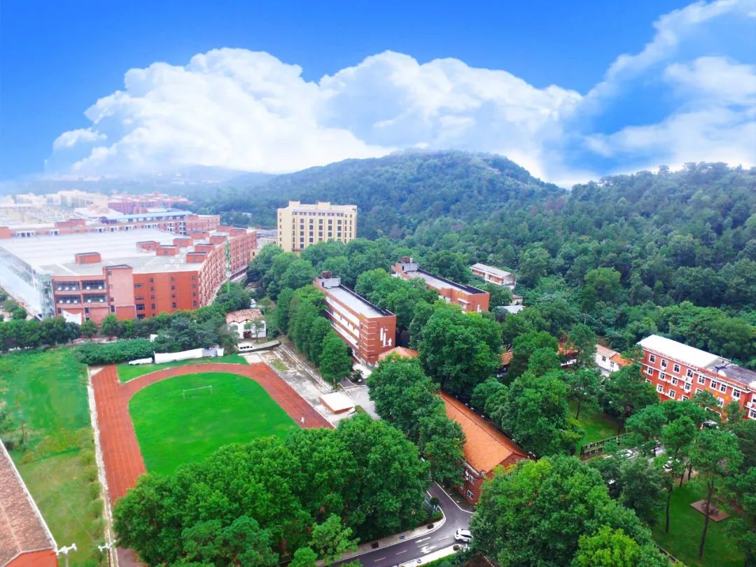 多位教育大咖加盟，家长直呼：押到宝了！这所学校发生了什么？