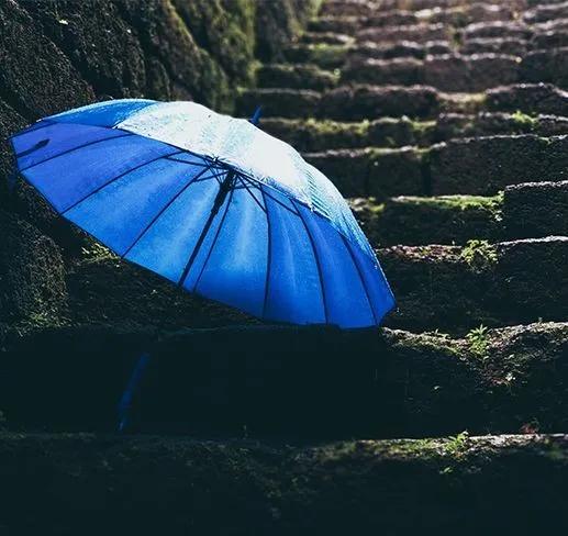 关于下雨上班的说说配图「暖心」 _qq说说网