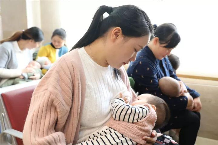 不加辅食纯母乳喂孩子到8个月，医生：影响智商，妈妈后悔莫及