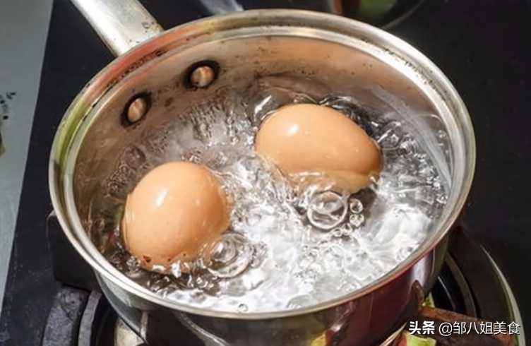 鸡蛋冷水下锅煮几分钟(​煮鸡蛋用几分钟？弄清这一点很关键，分享正确方法，鲜嫩好剥)