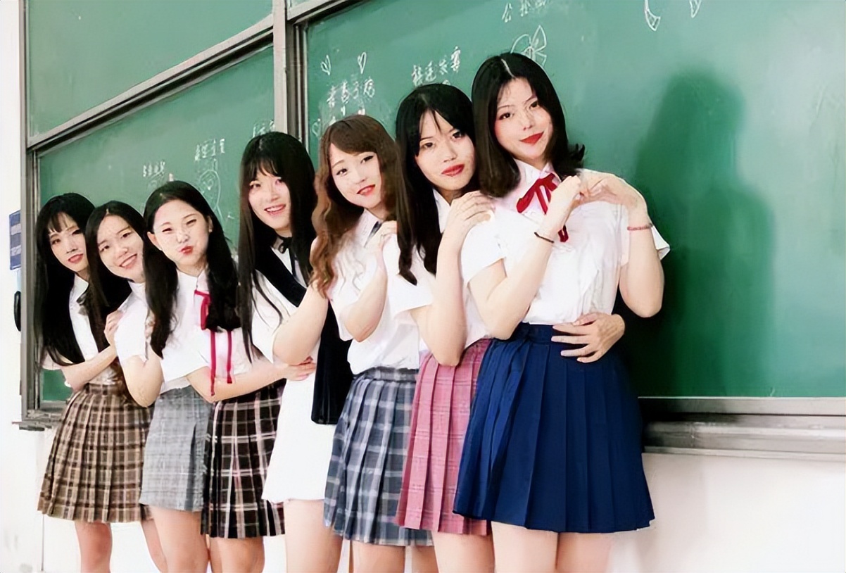 大学生JK制服毕业照，满屏大长腿惹人羡慕，却被批没有大学生样