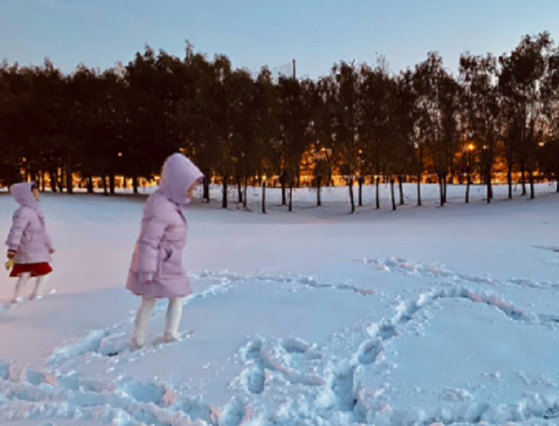 44岁谭晶回山西老家，在路边摊旁蹲坐吃臭豆腐，不戴口罩无人识