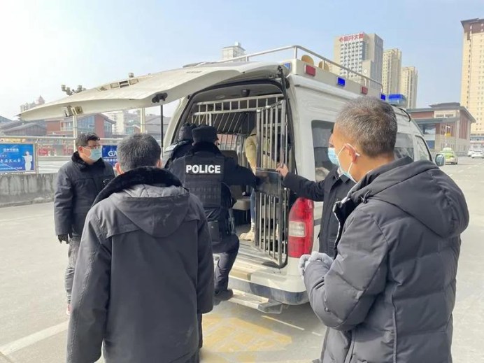 “老赖”欲乘动车离汉，看勉县法院法官铁警联手“拘传到案”