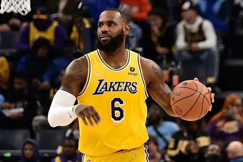 nba为什么没人跳罚球(美媒列出了职业生涯投丢罚球最多的十名球员，詹姆斯有望进入前五)