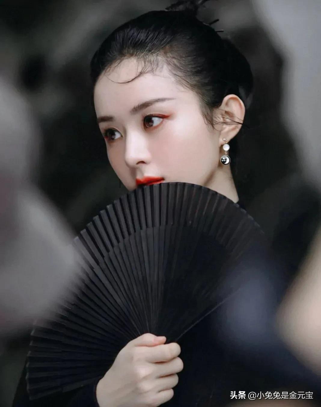 一袭黑长裙 手持白色伞的赵丽颖