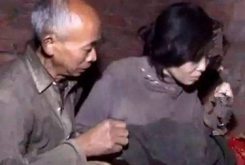 1995年，19岁女大学生被120元卖给55岁老汉，2人与牲口同住17年