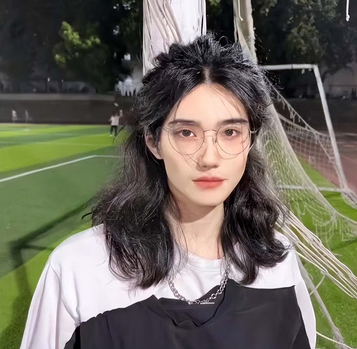 高校“长发飘飘”男生火了，五官端正眉目俊朗，网友：是男是女？