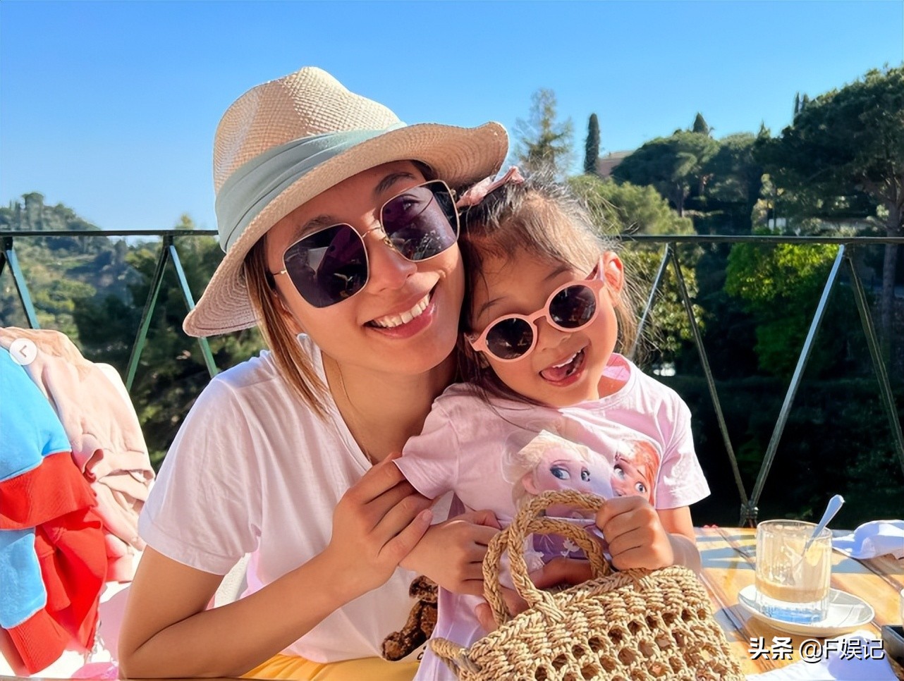 前TVB宫女和百亿老公女儿周游列国 去法国滑雪庆生再去意大利看海