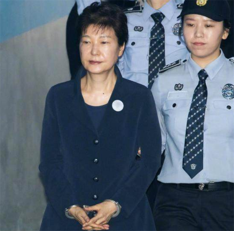 靠一只狗把总统拉下台，高调炫富送亲妈入狱，郑维罗现在怎样了？