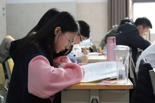 高中生借读住亲戚家三年，高考后竟被索要6000元，这真的是亲戚吗