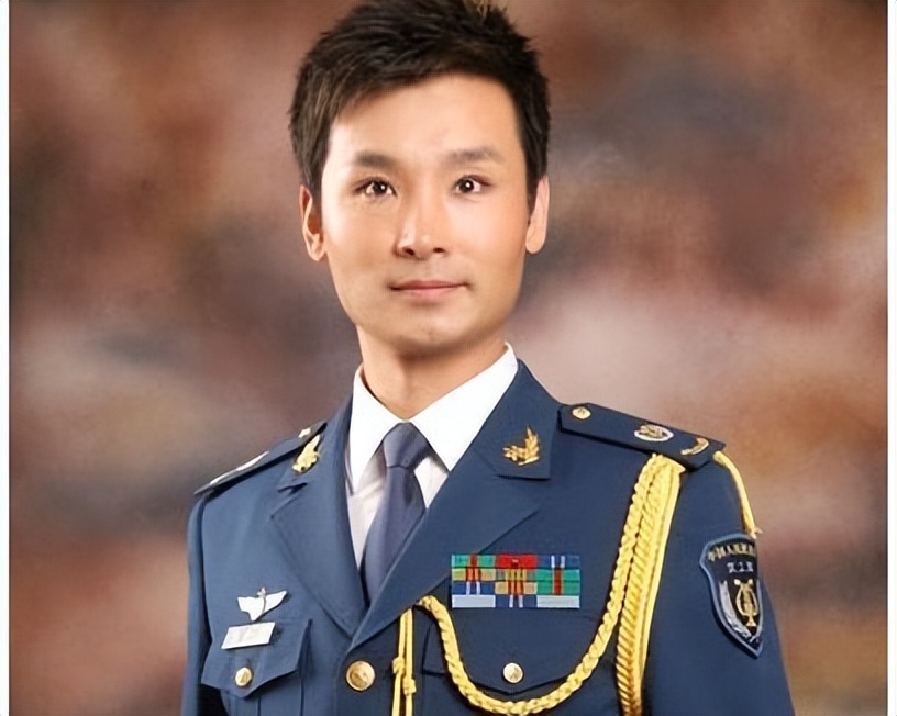 不仅名气大，军衔也高到吓人！这12个明星，个个一身正气堪称清流