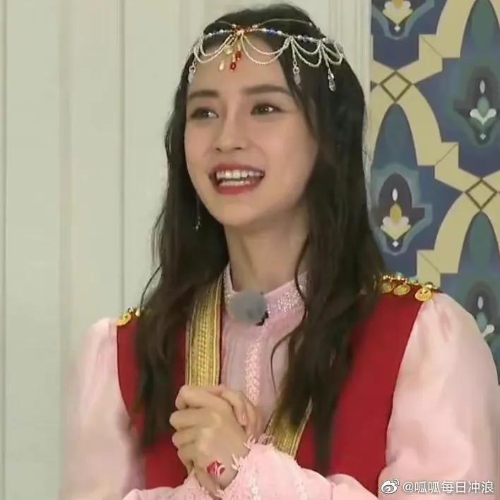 综艺《奔跑吧》直播截图中的baby小姐姐和新疆路透哦