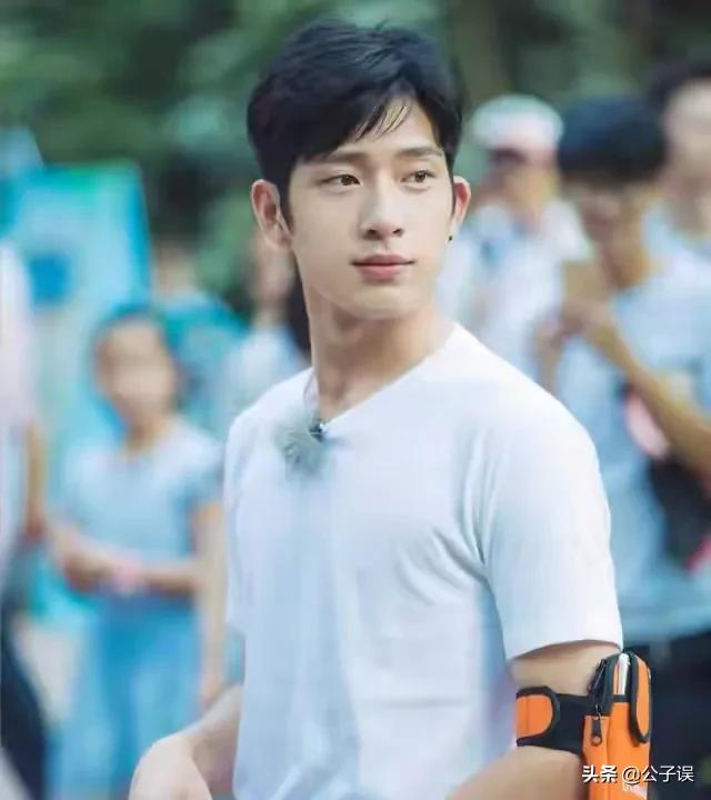 井柏然情史，出生28天被母亲抛弃，演《捉妖记》成名，情散倪妮