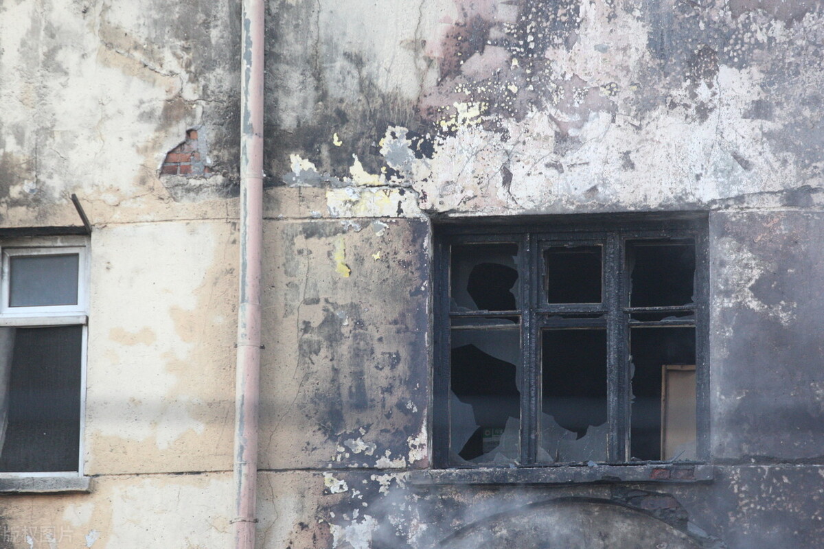 家中起火，消防车却被阻拦在外，户主将物业告上法庭