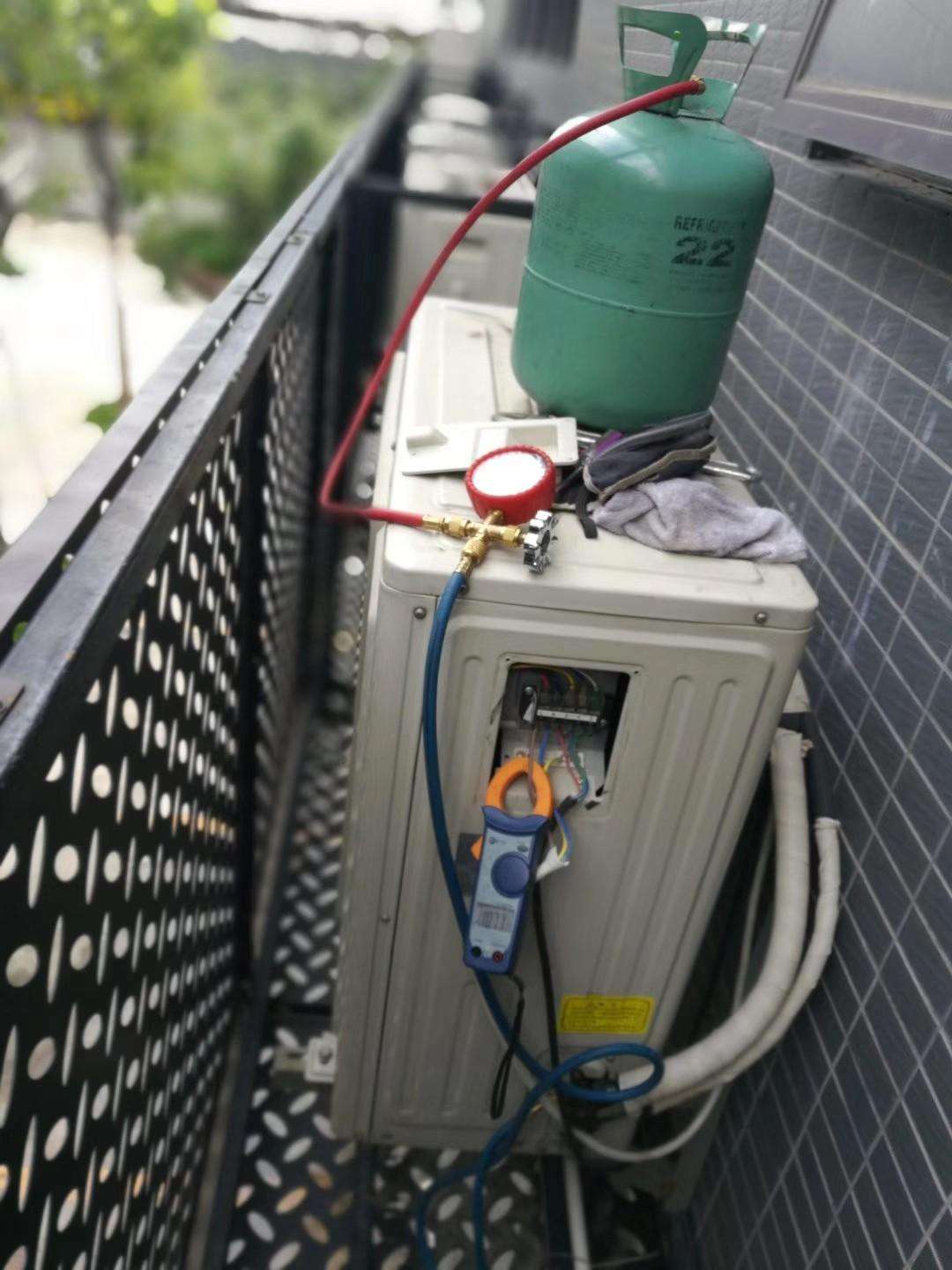楼下邻居来找我，我才知道去年我家空调移机，有6个地方被坑了
