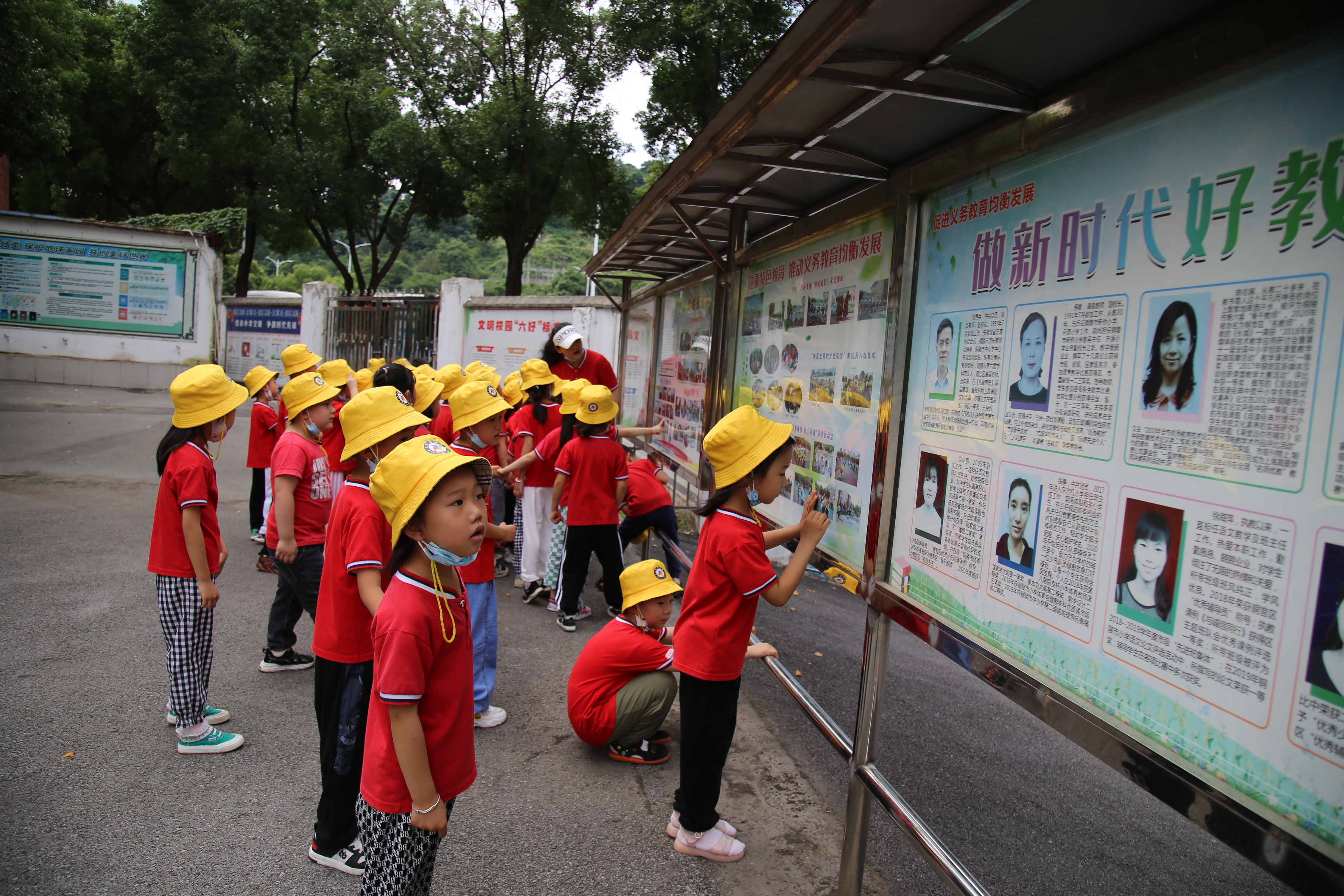 幼儿园孩子进东方红小学 体验小学生活