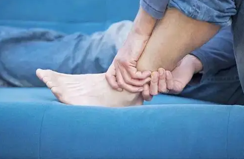 睡觉时突然腿抽筋是因为缺钙(睡觉时突然腿抽筋，就是缺钙？错！还有可能是这几大原因)
