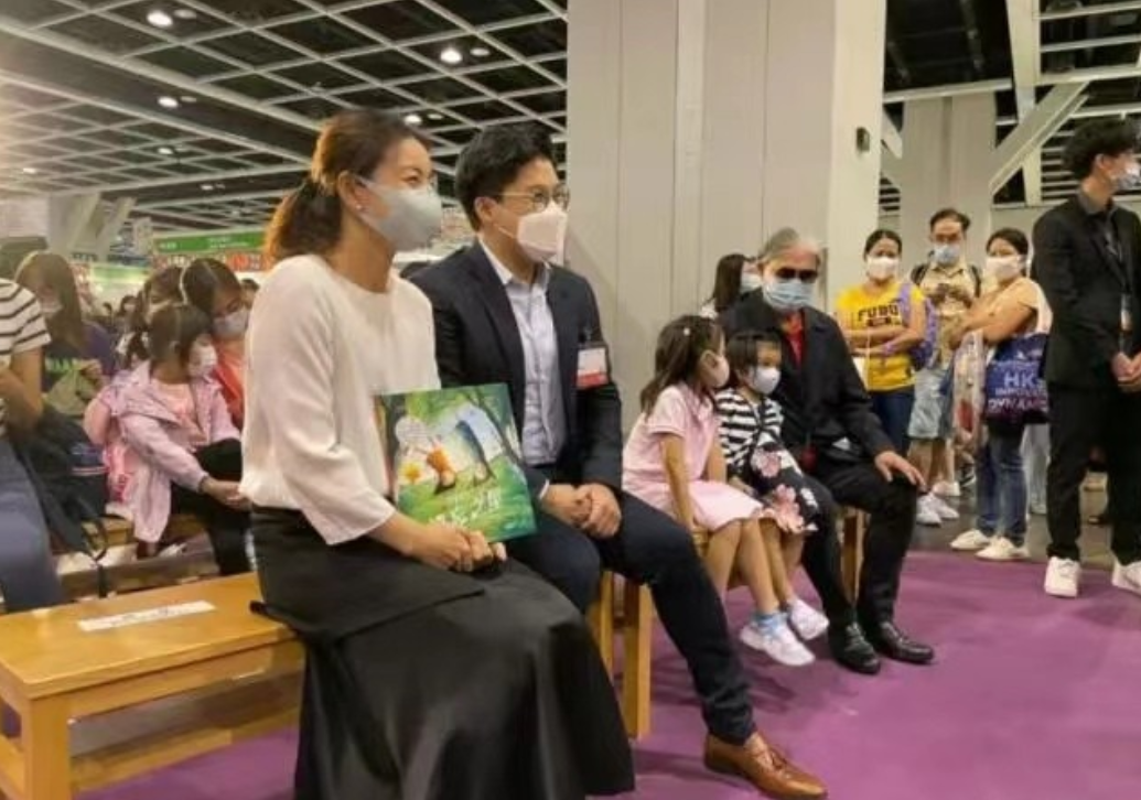 郭晶晶大女儿霍中妍，扎公主发穿粉裙很甜美，还背着蓝书包超惹眼