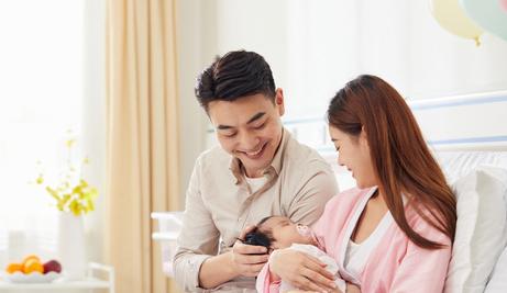 新生儿面部护理要点：温和清洁与保湿是关键