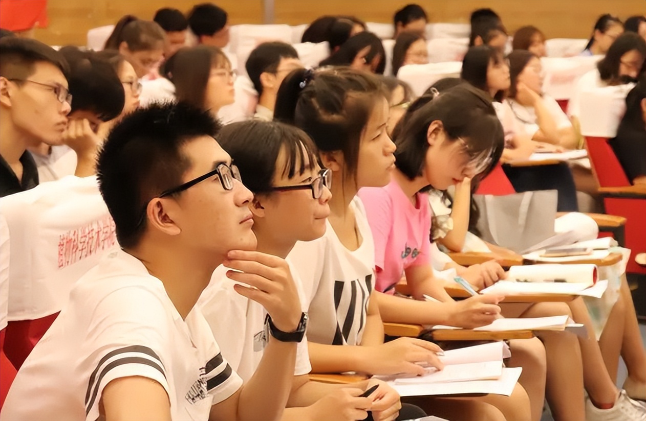 “我不提倡大学谈恋爱”，毕业分手不是主因，老师的话值得深思