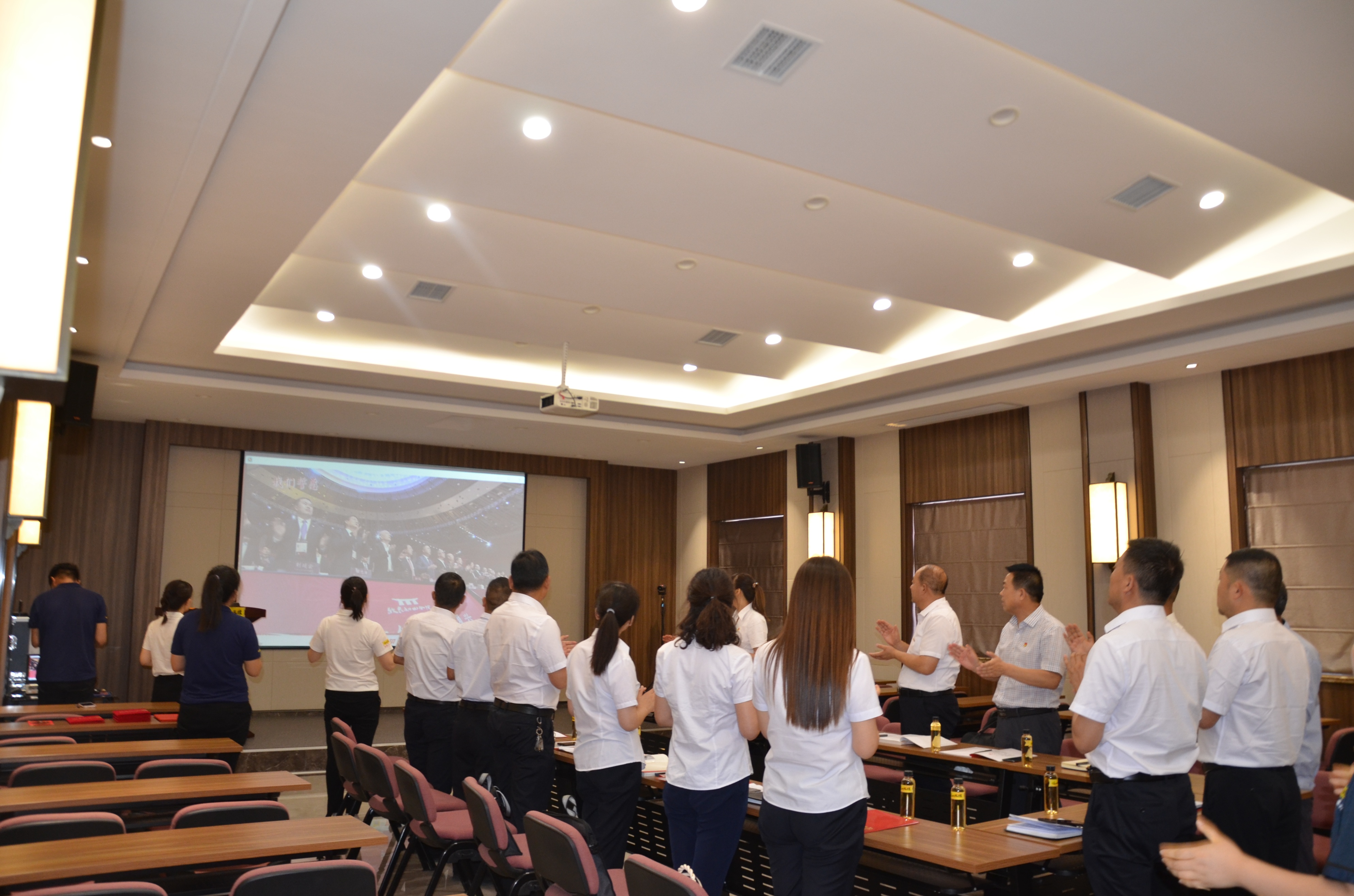 喜迎二十大，奋进新征程：工业园区机关党支部与企业共庆党的生日