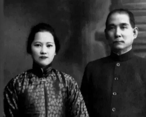 李燕娥，照顾宋庆龄五十多年，终身未嫁，去世后与宋庆龄葬在一起