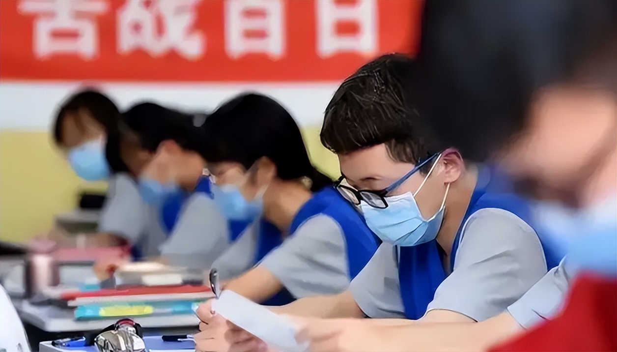 学生一心想走单招，网友好心劝阻反被回怼，单招和高考哪个更好？