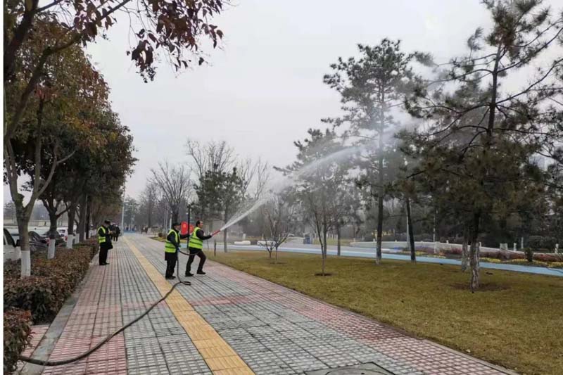 春暖花开忙养护 浇水施肥正当时