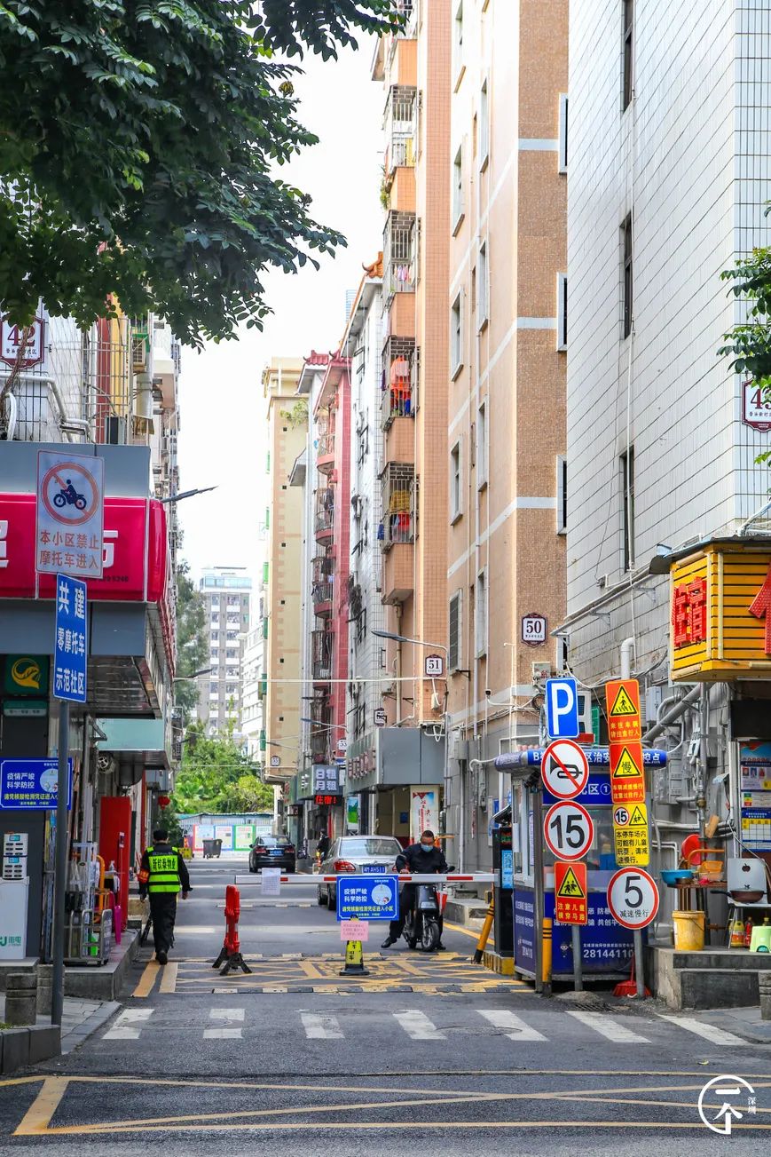我在深圳富士康打工，月入5k，住30元旅館