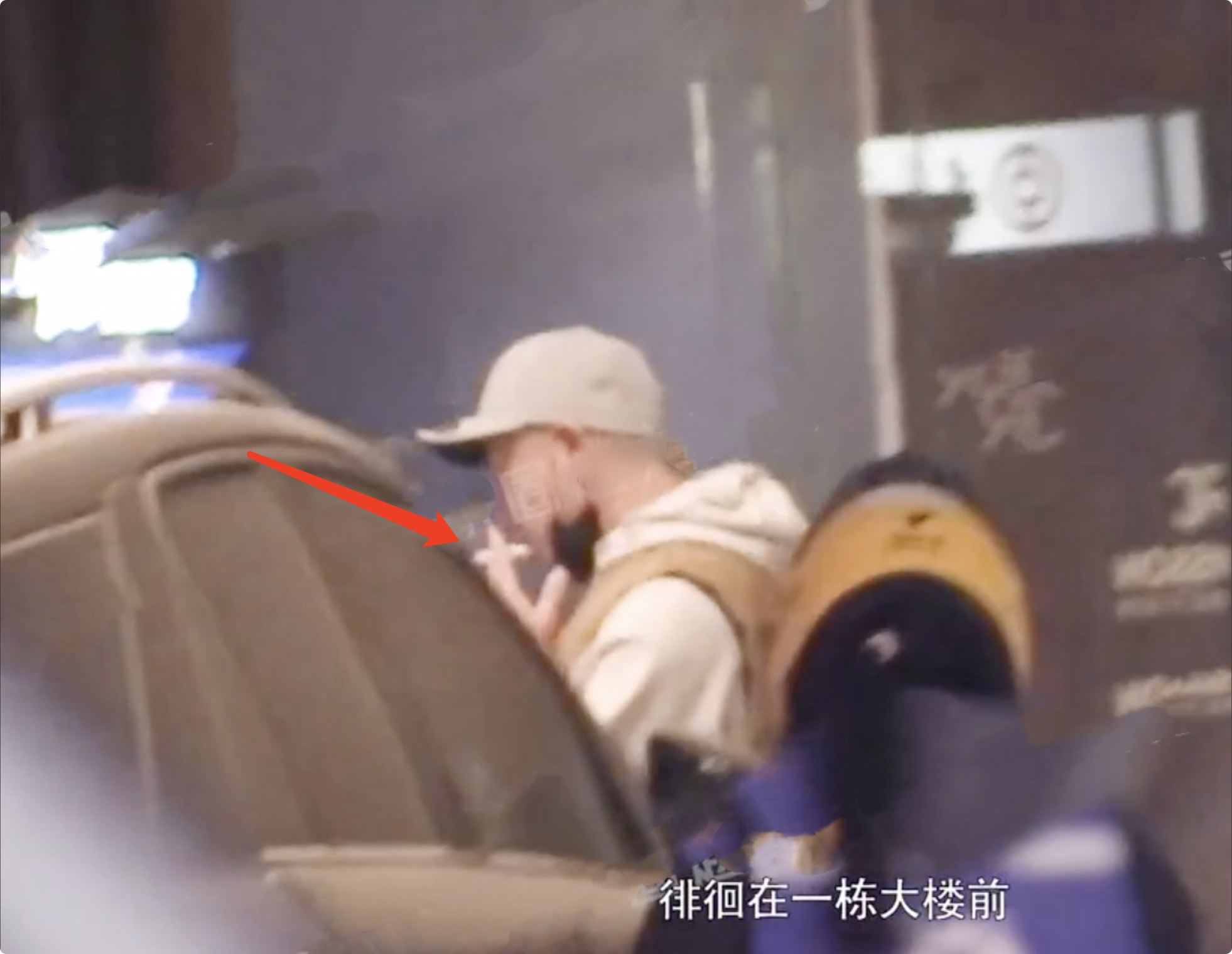陈小春直播翻车后现身，与应采儿接儿子，门口不停吸烟疑心情不佳