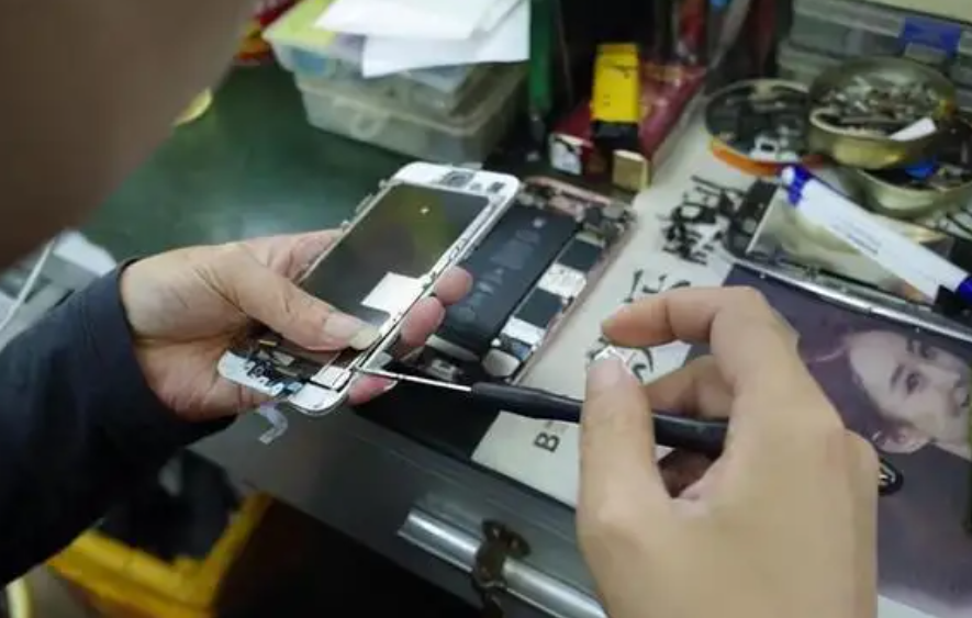 “山寨機鼻祖”陳金陵：負債千萬、妻子跑路，如今成破布爛衫乞丐