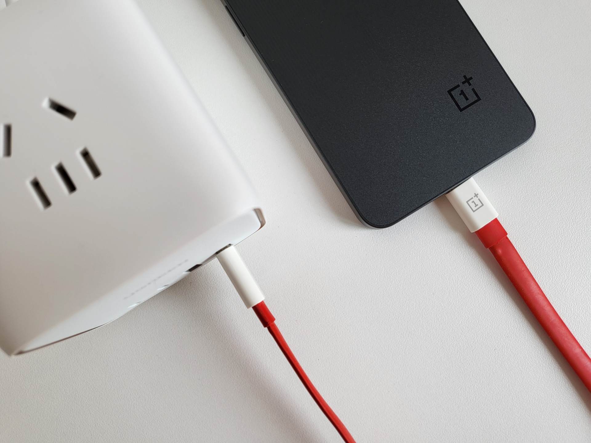 电子设备多，桌面杂乱无章，数码博主用绿联65W智充魔盒轻松搞定