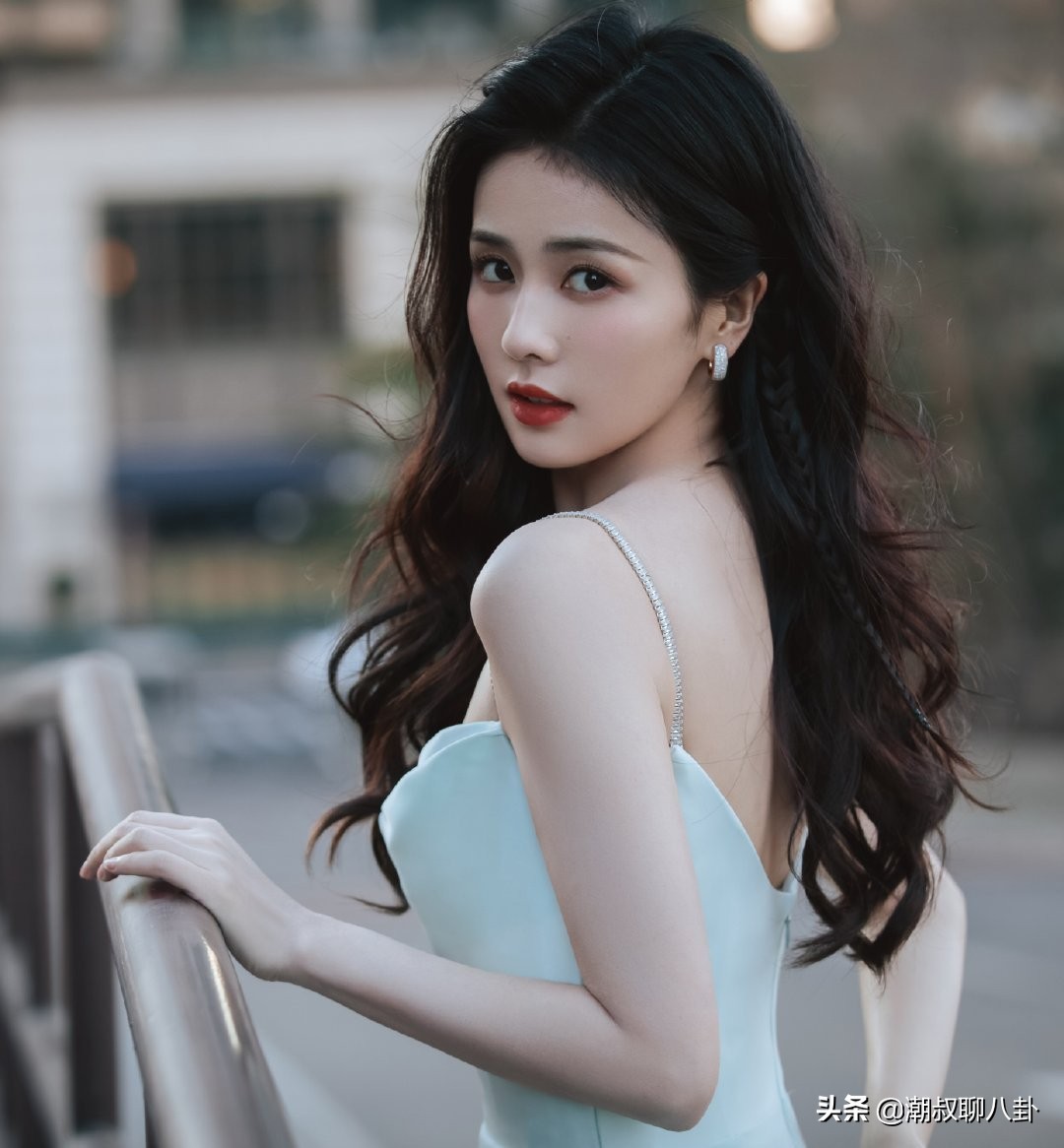 清纯可爱一面的白鹿，蓝色长裙太美了