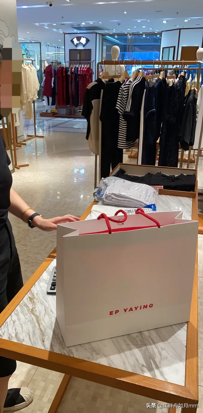 中午吃完饭回来，路过某知名购物中心，顺便进常买的某品牌专柜买了一件白色绣花短袖、