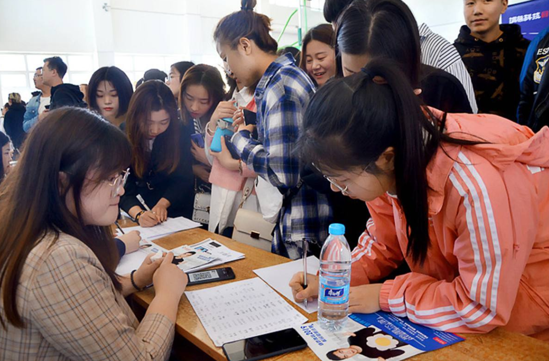 “严重饱和”的4个专业，看似前途无限，其实可能毕业等于失业