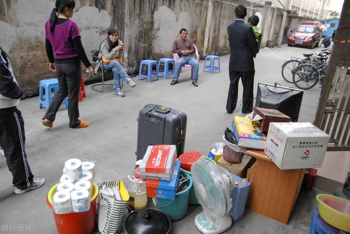 25万买的房子不住，专门用来存放骨灰盒，邻居发现要报警，合理吗