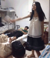 爸，你旁边的叔叔好帅，爸爸：这是你妈，网友当场笑喷了，哈哈哈