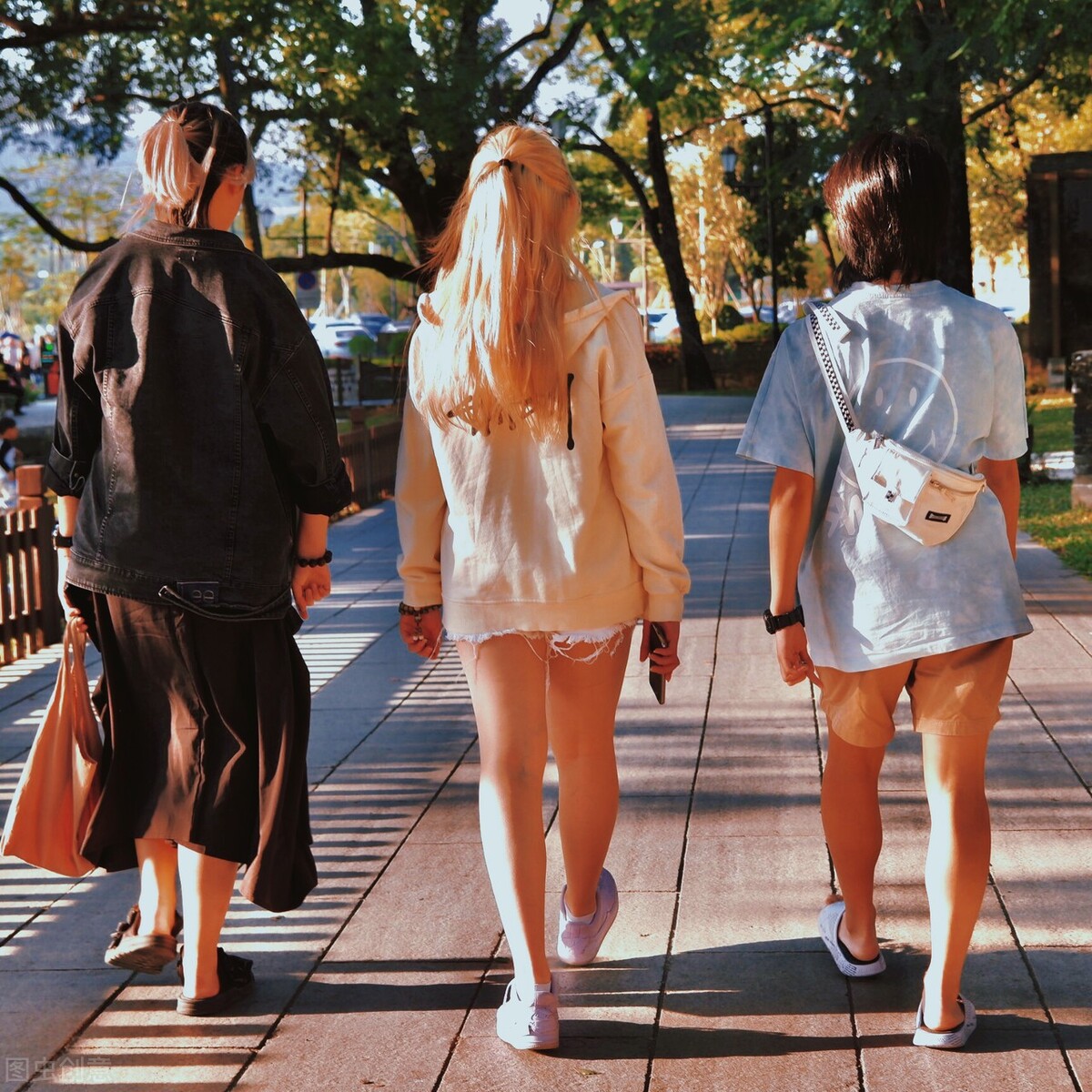 假如：你发现亲戚老婆与男邻居有爱昧关系，你又该如何处理