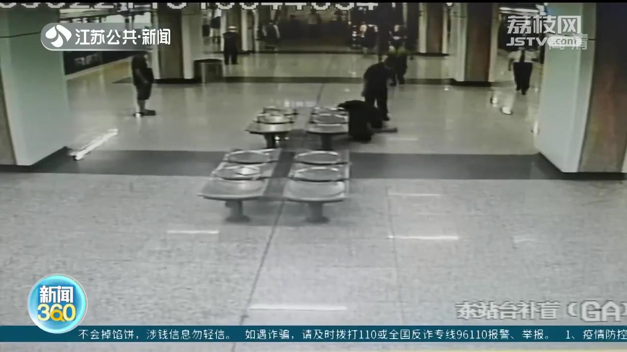 南京地铁内乘客突发癫痫 警民合力施救转危为安