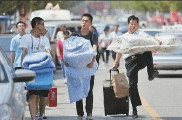 大学宿舍中，聪明的学生都会选择上铺，过来人告诉你原因