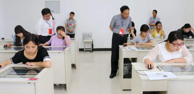 公务员降薪之后年终奖又暂停？官方回应来了，部分人表示喜忧参半