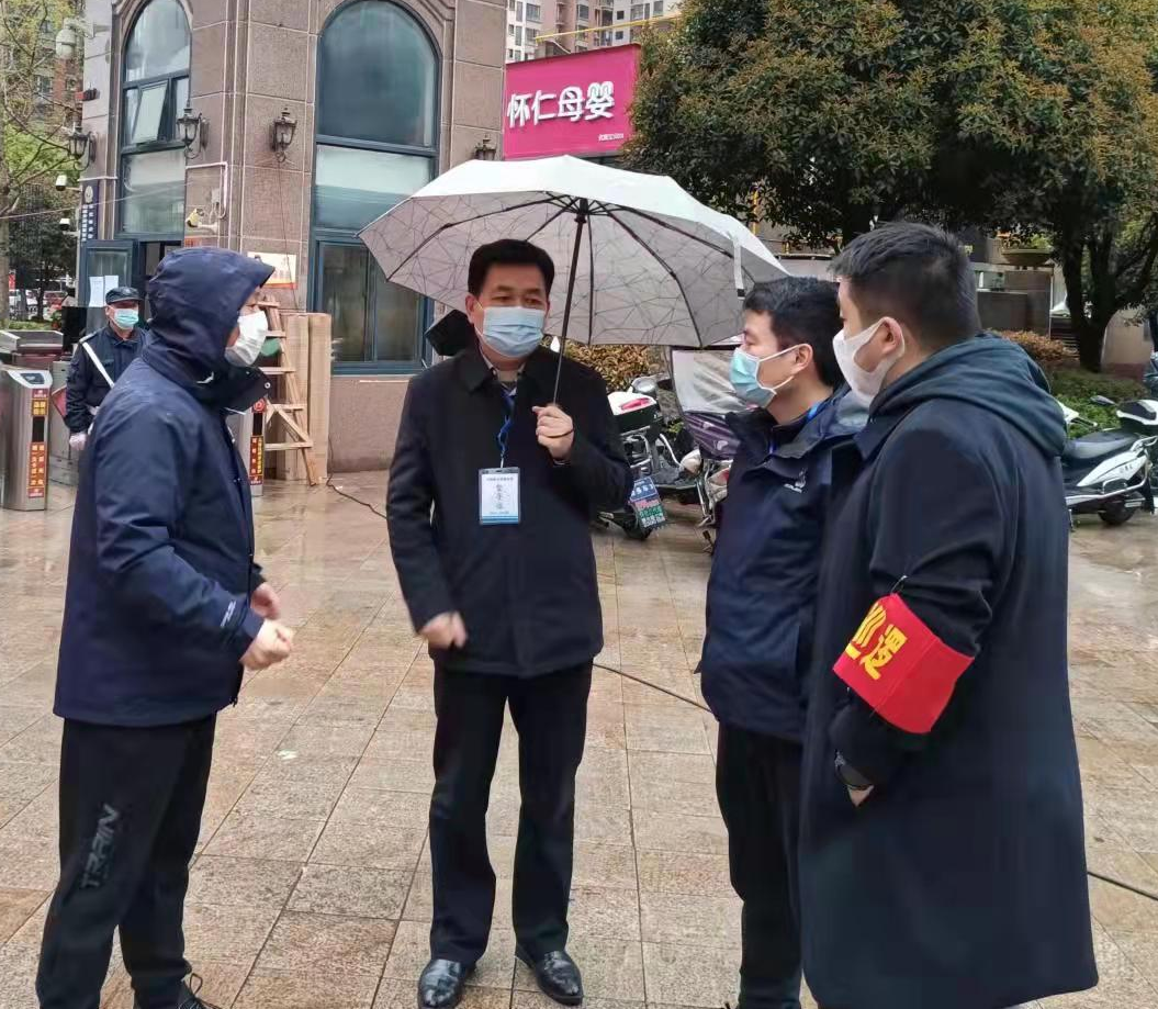 市人大常委会领导分赴鹤城各社区督导疫情防控工作