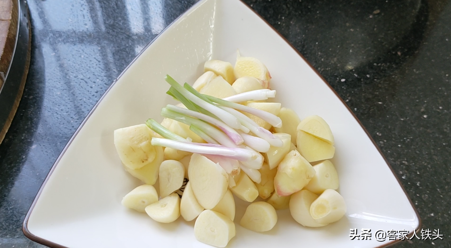 大虾还白灼？别老一套做了，这做法才过瘾，5分钟出锅，鲜嫩味美