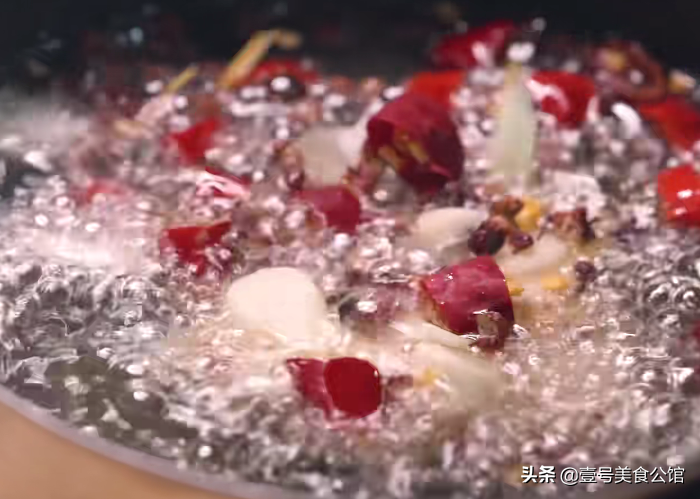 香辣版本的酸汤五花肉，酸辣爽口，肉嫩味美，吃了一次还想吃