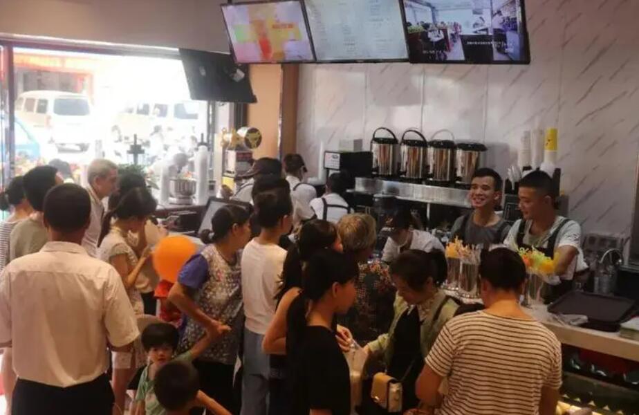 江西小伙开奶茶店，利用“奶茶免费不要钱”，一年盈利102万
